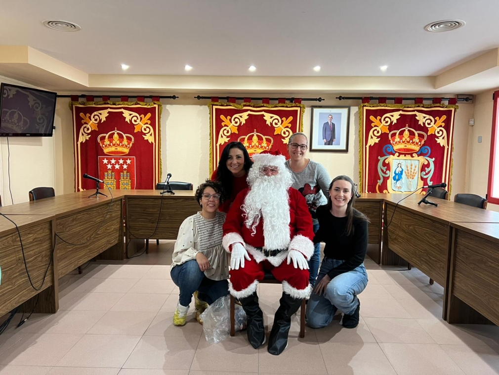 Los niños de la E.I. La Espiga visitan el Ayuntamiento de Ajalvir para celebrar la Navidad